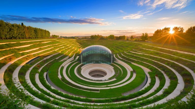 “Nature and Architecture Entwined”: subterranean museum weaves living green ribbons into the landscape, redefining harmony between earth and design