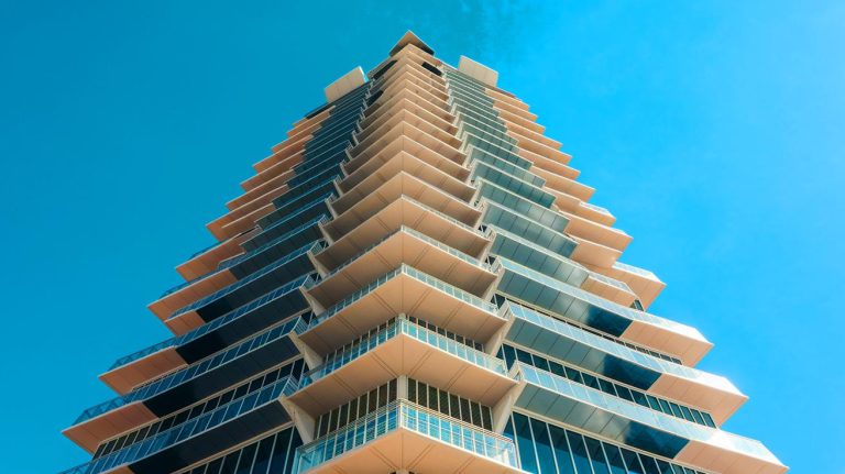 “Solar-Powered Marvel in Miami”: this breathtaking skyscraper redefines urban living with its revolutionary energy-saving design and sculpted elegance